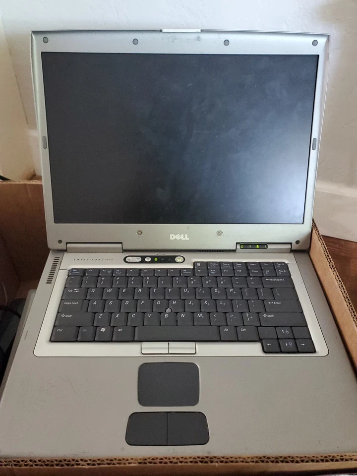 Laptop Dell Latitude D800 Intel Pentium M 1,60 GHz 256 MB de RAM para piezas o reparación Foto 1 de 4