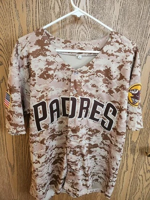 Camiseta mediana de los Padres de San Diego Fernando Tatis JR Salute To The Troops  Foto 1 de 4