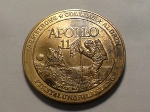 VINTAGE "PROJECT APOLLO" 1ST LUNAR LANDING 7-21-1969 1 1/2" MEMORIAL MEDAL! - Picture 1 of 2