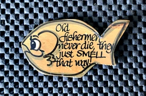 OLD FISHERMAN NEVER DIE THEY JUST SMELL THAT WAY MAGNET 3 1/4" X 1 3/4" NOS - Imagen 1 de 2
