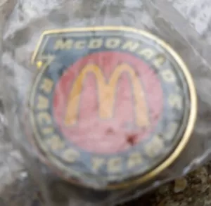 VINTAGE Bill Elliott NASCAR MCDONALD'S RACING TEAM LOGO BAVERO / CAPPELLO SPILLA SIGILLATO - Foto 1 di 3