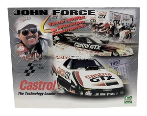 Tarjeta de héroe John Force Castrol GTX Drive Hard 1997 oficial NHRA recuerdo 10" X 8" - Imagen 1 de 2