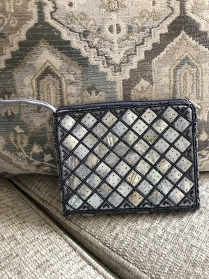 Bolso sin asas con vástago azul y blanco con carcasa y cuentas con correa de satén | 5,5 x 7" Foto 1 de 4