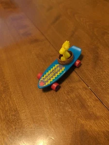1972 Woodstock su uno skateboard United Feature Syndicate Peanuts - Foto 1 di 12