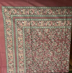 2 Tischdecken 110x110cm bedruckt weinrot gemustert  - Bild 1 von 3