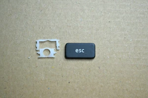 Tastatur einzel Taste mit Bügel Key ESCAPE für Apple Macbook A1278 A1286 A1297 - Bild 1 von 1