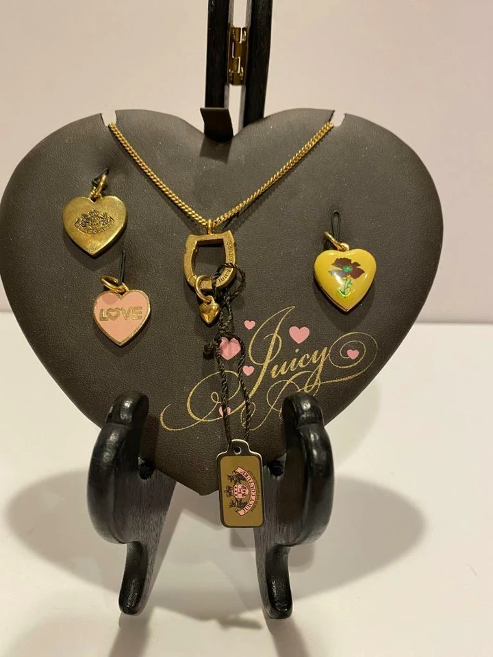 Juicy Couture 8.5” soporte para herradura de la suerte con 1 medallón esmaltado/2 dijes de corazón Nuevo Foto 1 de 1