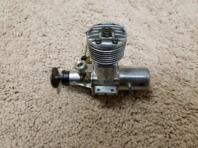 McCoy motor - McCoy CL 29 motor with tank - vintage and well kept - Image 1 of 4