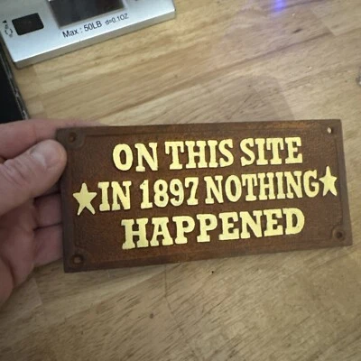 Placa de letrero de salón de hierro fundido en este sitio 1897 no pasó nada 3/4+ libras de metal Foto 1 de 4