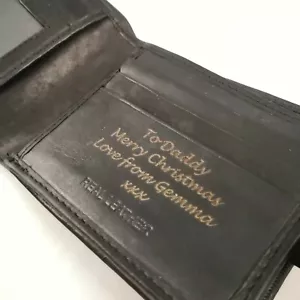 Schwarze Herren Geldbörse Leder mit Gravur personalisiert mit eigenem Text Papa Papa - Bild 1 von 5