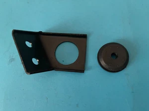 1990-1996 Corvette SURGE TANK BRACKET AND GROMET NEW GM 1082901 - Imagen 1 de 1