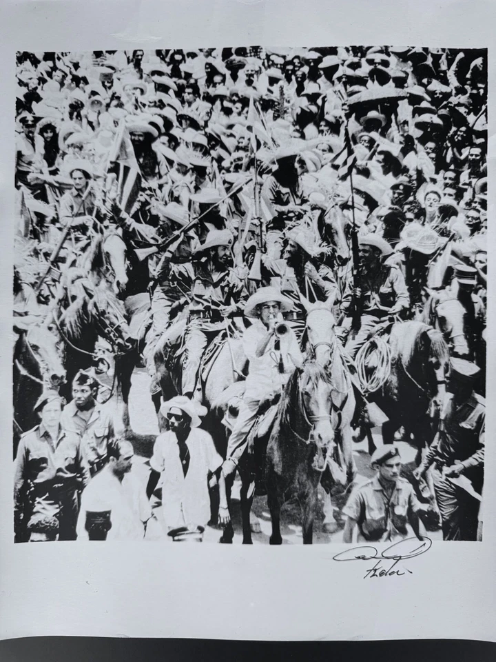 Título: Desfile Revolucionario - Celebración de Caballería Cubana por Korda 1959 Habana Foto 1 de 4