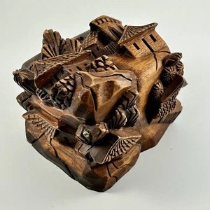 Joyero de madera tallado a mano 3D paisaje cabaña pueblo baratija almacenamiento de colección leer - Imagen 1 de 16