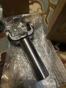 New 1310 Transmission Slip Yoke 2-3-4871X Trans Slip Yoke 28 Spline/2-3-8351X - Picture 1 of 3