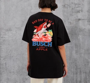 Buschh Light Apple Shark Beer Shirt lustige Grafik T-Shirt Strand trinken Sommer T-Shirt - Bild 1 von 7