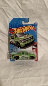 Hot Wheels 2018 Chevy Silverado Treasure Hunt light green 10/10 - Picture 1 of 1