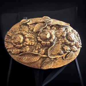 Edwardianische Blumen Schärpe Anstecknadel Brosche goldfarben Repousse Jugendstil Vintage - Bild 1 von 8