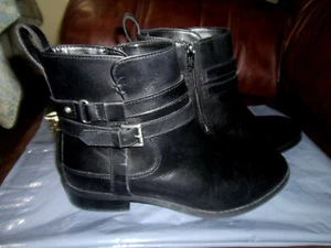 Clarks Artisan Black Leather Fashion Ankle Boots Side Zip Womens sz 6.5-M - Picture 1 of 5