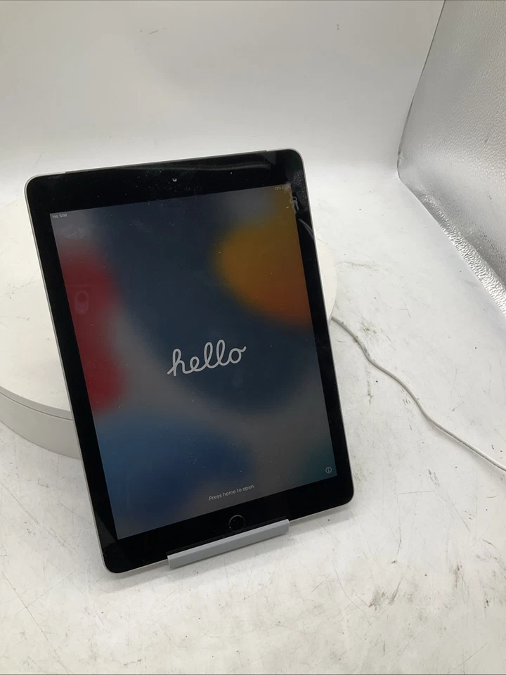 Apple iPad 5th Gen A1823 32 GB iOS 15.7 ( Wi-Fi + 4G ) Unlocked Space Gray - Image 1 of 4