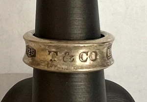 ANILLO BANDA CÓNCAVA TIFFANY & CO. T & CO 1837 PLATA ESTERLINA 7 MM TALLA 6 - Imagen 1 de 5