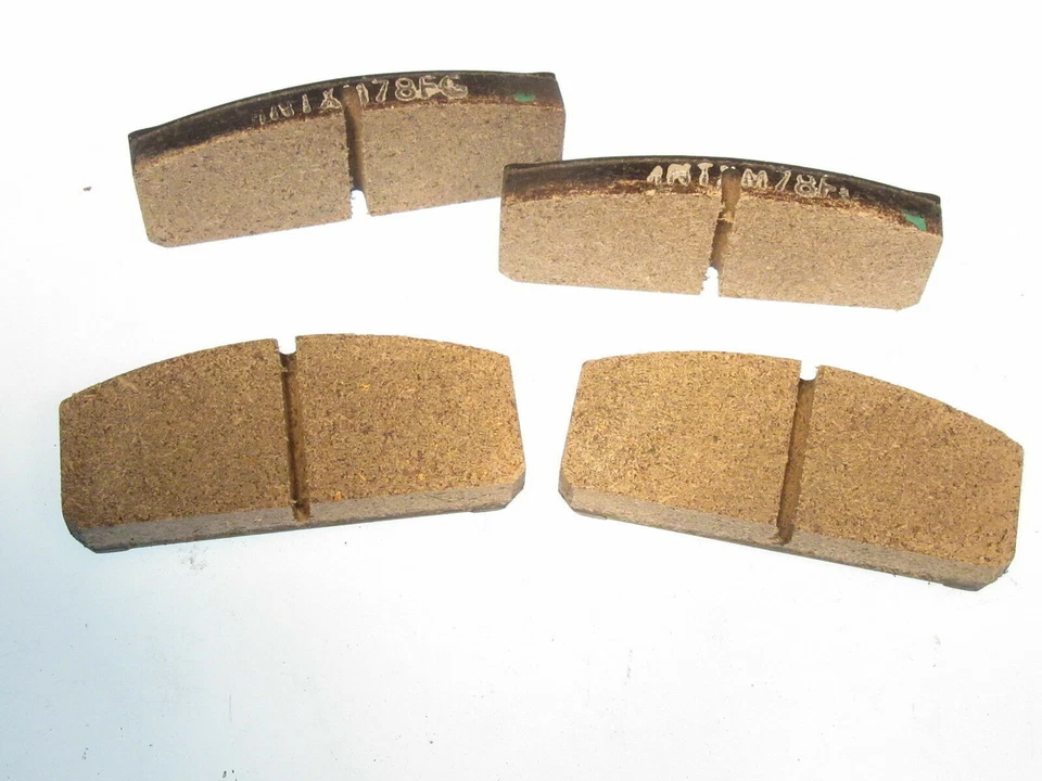 Jeu de plaquettes de frein avant compatible avec Renault R16 1966 1967 EPC Premium (lot de 4) GP124 - Photo 1/1