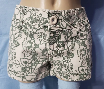 NUEVO Pantalones Cortos Aeropostale Verde y Marfil Floral Carga 7/8 Ver Medidas* Foto 1 de 4