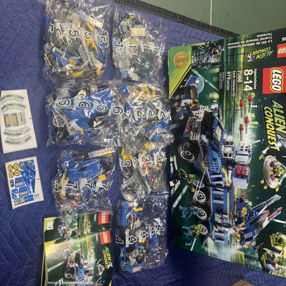 Lego Alien Conquest EARTH DEFENSE HQ Conjunto 7066 Alien Clinger Trooper Minifiguras Novo - Imagem 1 de 4