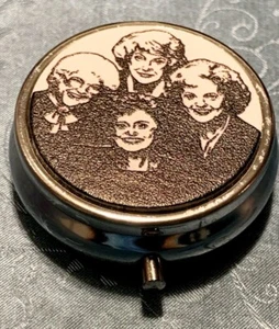 THE GOLDEN GIRLS~PEQUEÑA CAJA DE PASTILLAS REDONDA DE 1-1/2" PARA VIAJAR~3 COMPARTIMENTOS~MEDIAS S - Imagen 1 de 2