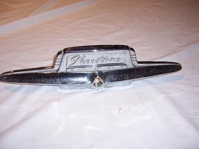 1951 Pontiac Chieftain oito troncos emblema original GM - Imagem 1 de 4