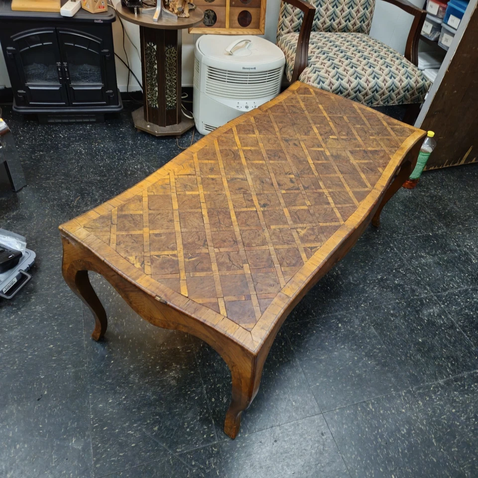 Mesa de cóctel de centro italiana vintage estilo Luis XV con incrustaciones de madera de nogal Foto 1 de 4