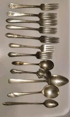 Lote de cubiertos vintage plateados Wm Rogers Belfry Royal Saxony Tudor Oneida 12 piezas Foto 1 de 4