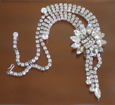 DE COLECCIÓN *COLLAR EN CASCADA CON CAPAS DE DIAMANTES DE IMITACIÓN TRANSPARENTES con CENTRO DE DISEÑO DE FLORES* Foto 1 de 4