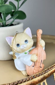 Enesco Ruth Morehead Stechpalme Babes Katze Kätzchen spielt Cello Ornament Vintage - Bild 1 von 7