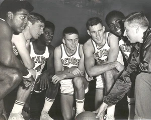 College Basketball Trainer RENE HERRERIAS mit California Bears 1967 Pressefoto - Bild 1 von 2