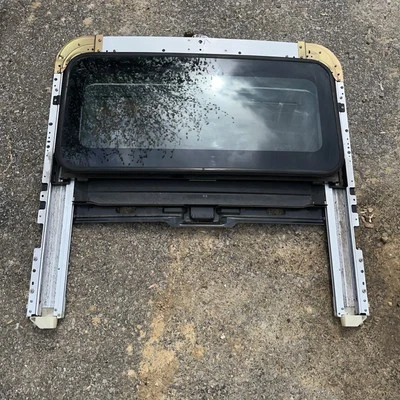 Mazda Protege 2003 OEM techo corredizo de fábrica hatchback completo estante de vidrio de trabajo 5 Foto 1 de 4