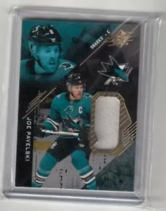2017-18 SPx Base Jersey Material Card # 17 Joe Pavelski San Jose Sharks (SP) - Foto 1 di 2