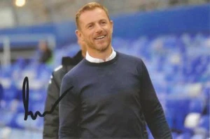 MILLWALL: GARY ROWETT FOTO AZIONE 6x4 firmata + certificato di autenticità - Foto 1 di 1