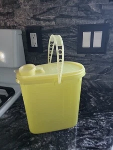 Vintage 1970’s Tupperware Yellow Juice Container + Lid & Handle Made USA - Picture 1 of 5