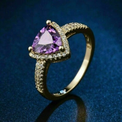 Anillo de compromiso con halo de amatista simulado corte billón de 2 quilates enchapado en oro amarillo de 14 quilates Foto 1 de 3