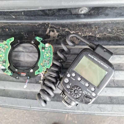 Damaged Canon MR-14EX II Macro Ring Lite Flash Light For Parts Repair - Image 1 of 4