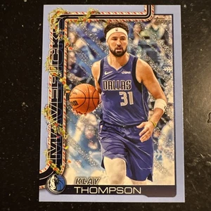 Baloncesto navideño Topps 2025-26 Klay Thompson #H137 azul brillo Mavericks - Imagen 1 de 2