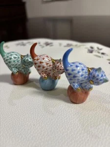 Herend Mini MISCHIEVOUS CAT ON BALL OF YARN Fishnet Green Red Blue Set of 3 - Picture 1 of 12