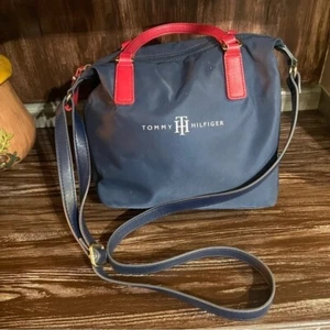 Tommy Hilfiger Jennifer II wasserabweisende Tasche gebraucht, in einwandfreiem Zustand - Bild 1 von 6