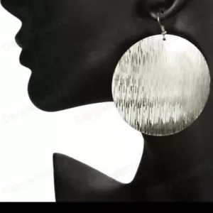 GRANDI ORECCHINI A DISCO ROTONDI 2" motivo laser texture metallo futuristico ARGENTO MODA - Foto 1 di 3