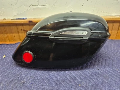 YAMAHA V-STAR XVS 650 XVS 1100 y 1300 Silverado Alforja Derecha Bolsa de Sillín Rígida Foto 1 de 4