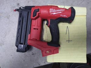 Milwaukee 2746-20 M18 FUEL 18V 18 calibro Brad chiodatrice solo strumento #1 - Foto 1 di 3