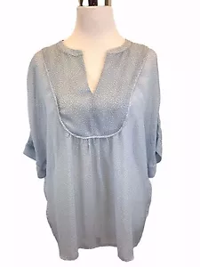 Blusa Top Two by Vince Camuto Para Mujer Pequeña Ditsy Cuello Dividido Azul Transparente Talla Grande - Imagen 1 de 6