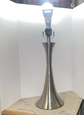 复古台灯拉丝银色饰面金属无灯罩,效果很好,时尚 — 第 1/4 张图片