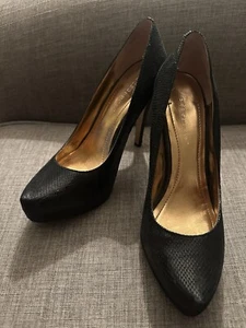 Women’s BCBG Snake Heels SIZE 8.5B Gray/Black Stilettos Pumps High - Picture 1 of 4