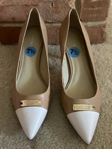 Tacones altos Coach para mujer de cuero tostado/blanco en punta talla 7,5 - Imagen 1 de 3